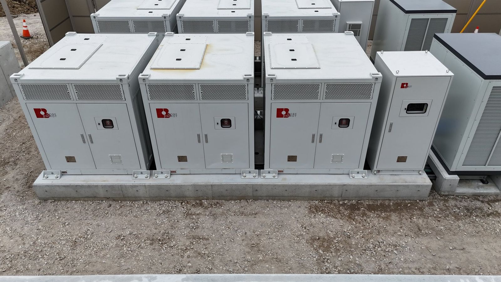 埼玉県鉢形蓄電所 — HOBE ENERGY製 5ftコンパクト型統合蓄電システムの設置状況